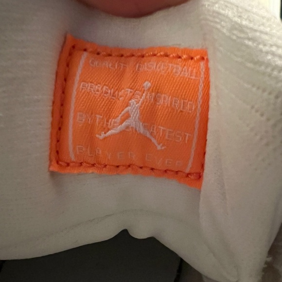 Jordan 11 Retro Low
Citrus (2015) (GS) - Picture 7 of 13